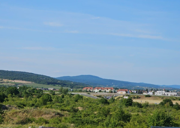 Areté real - Predaj veľmi pekného, priestranného 2-izbového tehlového bytu so zaskleným balkónom s pekným výhľadom v novostavbe na ul. Muškátová v Pezinku