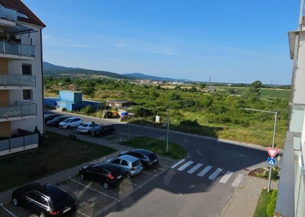 Areté real - Predaj veľmi pekného, priestranného 2-izbového tehlového bytu so zaskleným balkónom s pekným výhľadom v novostavbe na ul. Muškátová v Pezinku