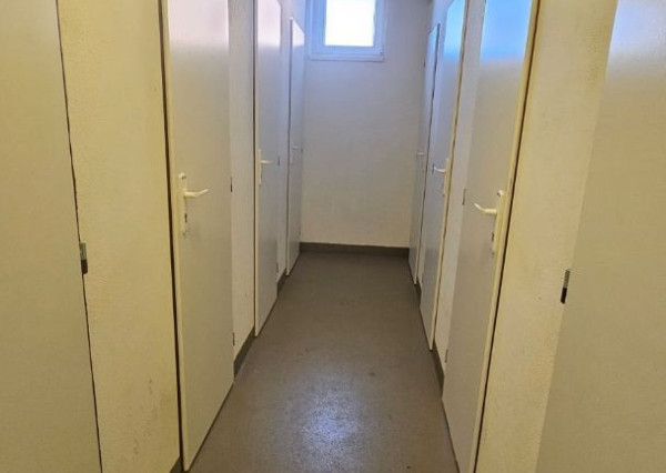 Areté real - Predaj veľmi pekného, priestranného 2-izbového tehlového bytu so zaskleným balkónom s pekným výhľadom v novostavbe na ul. Muškátová v Pezinku