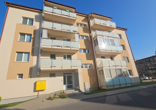 Areté real - Predaj veľmi pekného, priestranného 2-izbového tehlového bytu so zaskleným balkónom s pekným výhľadom v novostavbe na ul. Muškátová v Pezinku