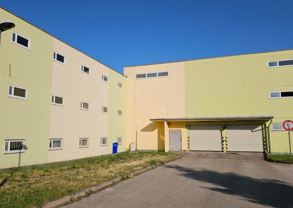 Areté real - Predaj veľmi pekného, priestranného 2-izbového tehlového bytu so zaskleným balkónom s pekným výhľadom v novostavbe na ul. Muškátová v Pezinku