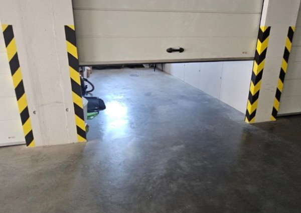 Areté real - Predaj veľmi pekného, priestranného 2-izbového tehlového bytu so zaskleným balkónom s pekným výhľadom v novostavbe na ul. Muškátová v Pezinku