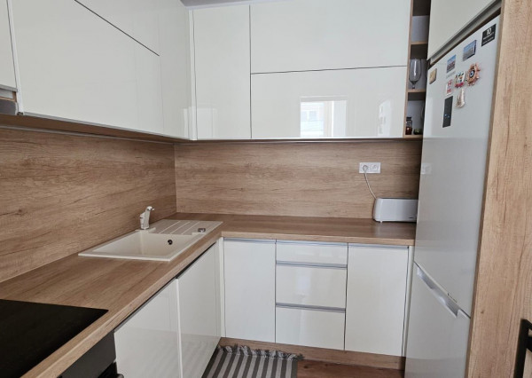 Areté real - Predaj veľmi pekného, priestranného 2-izbového tehlového bytu so zaskleným balkónom s pekným výhľadom v novostavbe na ul. Muškátová v Pezinku