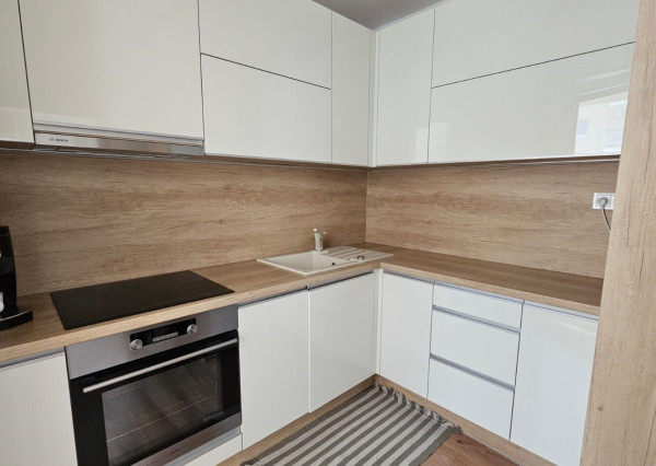 Areté real - Predaj veľmi pekného, priestranného 2-izbového tehlového bytu so zaskleným balkónom s pekným výhľadom v novostavbe na ul. Muškátová v Pezinku