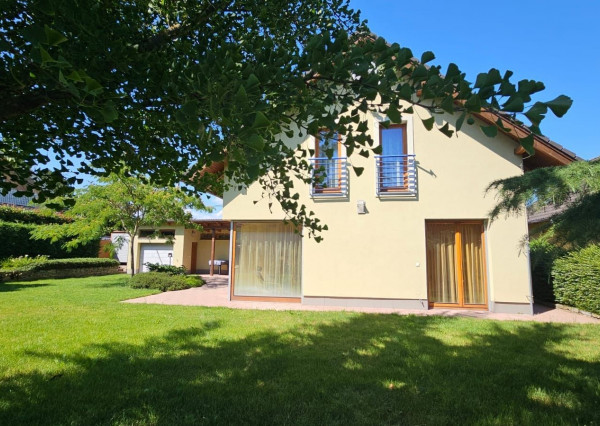 Areté real - Predaj veľmi pekného, výborne dispozične riešeného 5-izbového rodinného domu s garážou vo vyhľadávanej lokalite, obec Limbach, ul. Pri Kockách