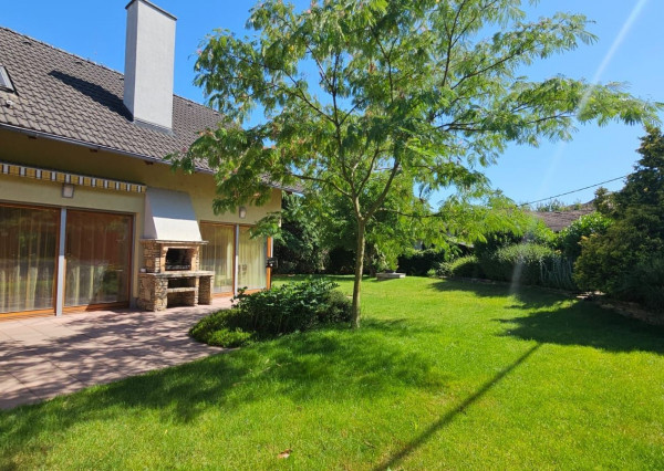 Areté real - Predaj veľmi pekného, výborne dispozične riešeného 5-izbového rodinného domu s garážou vo vyhľadávanej lokalite, obec Limbach, ul. Pri Kockách