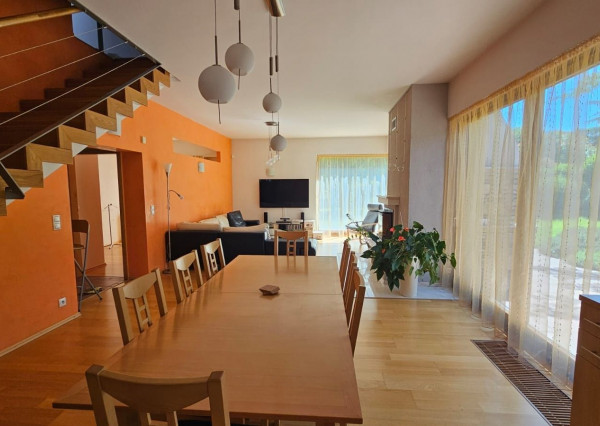 Areté real - Predaj veľmi pekného, výborne dispozične riešeného 5-izbového rodinného domu s garážou vo vyhľadávanej lokalite, obec Limbach, ul. Pri Kockách