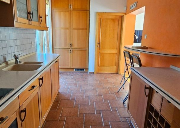 Areté real - Predaj veľmi pekného, výborne dispozične riešeného 5-izbového rodinného domu s garážou vo vyhľadávanej lokalite, obec Limbach, ul. Pri Kockách