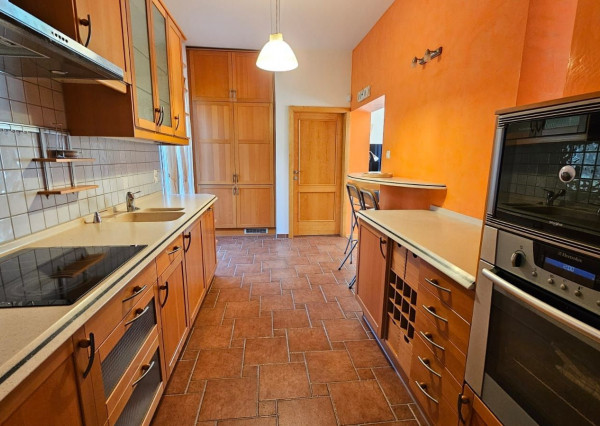 Areté real - Predaj veľmi pekného, výborne dispozične riešeného 5-izbového rodinného domu s garážou vo vyhľadávanej lokalite, obec Limbach, ul. Pri Kockách