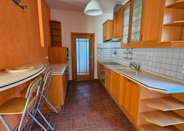 Areté real - Predaj veľmi pekného, výborne dispozične riešeného 5-izbového rodinného domu s garážou vo vyhľadávanej lokalite, obec Limbach, ul. Pri Kockách