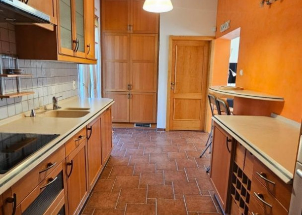 Areté real - Predaj veľmi pekného, výborne dispozične riešeného 5-izbového rodinného domu s garážou vo vyhľadávanej lokalite, obec Limbach, ul. Pri Kockách