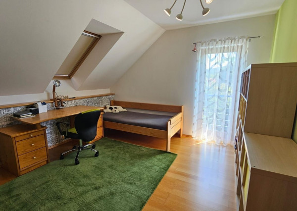 Areté real - Predaj veľmi pekného, výborne dispozične riešeného 5-izbového rodinného domu s garážou vo vyhľadávanej lokalite, obec Limbach, ul. Pri Kockách