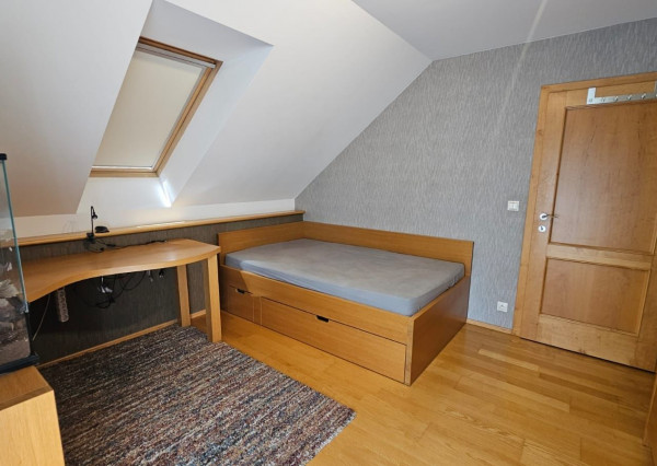 Areté real - Predaj veľmi pekného, výborne dispozične riešeného 5-izbového rodinného domu s garážou vo vyhľadávanej lokalite, obec Limbach, ul. Pri Kockách