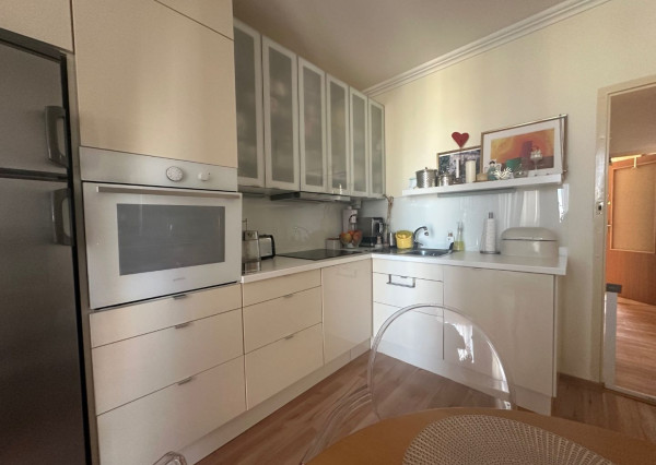 ARETÉ REAL – PRIESTRANNÝ 3-IZBOVÝ BYT S LODŽIOU A NÁDHERNÝM VÝHĽADOM, PEZINOK, SVATOPLUKOVA