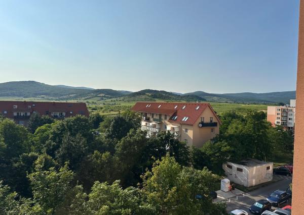 ARETÉ REAL – PRIESTRANNÝ 3-IZBOVÝ BYT S LODŽIOU A NÁDHERNÝM VÝHĽADOM, PEZINOK, SVATOPLUKOVA
