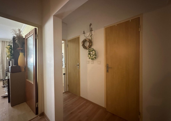 ARETÉ REAL – PRIESTRANNÝ 3-IZBOVÝ BYT S LODŽIOU A NÁDHERNÝM VÝHĽADOM, PEZINOK, SVATOPLUKOVA