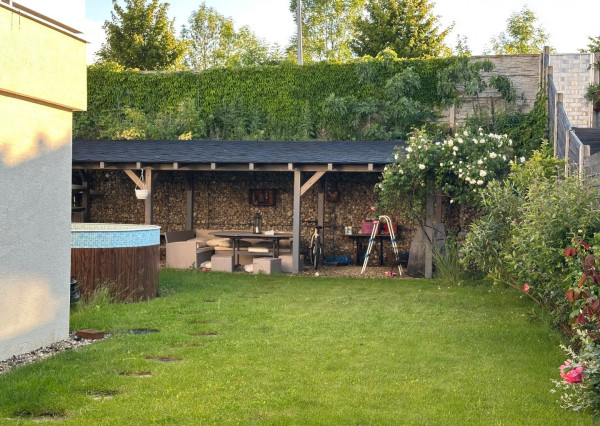 ARETÉ REAL – PRENÁJOM ZARIADENÉHO BYTU SO ZARIADENOU ZÁHRADOU A BAZÉNOM, PARKOVANÍM, PEZINOK, ŠTEBERLOVA