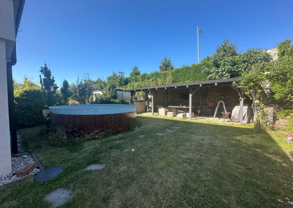 ARETÉ REAL – PRENÁJOM ZARIADENÉHO BYTU SO ZARIADENOU ZÁHRADOU A BAZÉNOM, PARKOVANÍM, PEZINOK, ŠTEBERLOVA