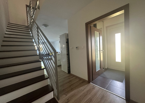 ARETÉ REAL – PRENÁJOM ZARIADENÉHO BYTU SO ZARIADENOU ZÁHRADOU A BAZÉNOM, PARKOVANÍM, PEZINOK, ŠTEBERLOVA