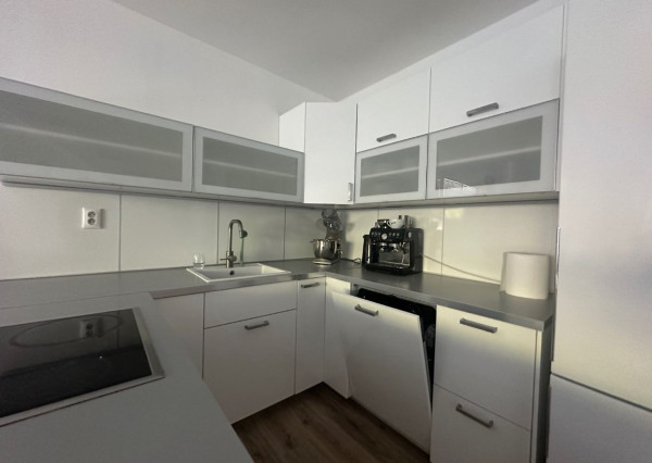 ARETÉ REAL – PRENÁJOM ZARIADENÉHO BYTU SO ZARIADENOU ZÁHRADOU A BAZÉNOM, PARKOVANÍM, PEZINOK, ŠTEBERLOVA