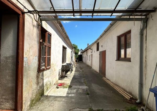 ARETÉ REAL – PREDAJ STAVEBNÉHO POZEMKU S VINOHRADNÍCKYM  DOMOM A NEBYTOVOU BUDOVOU V CENTRE MODRY, ŠTÚROVA