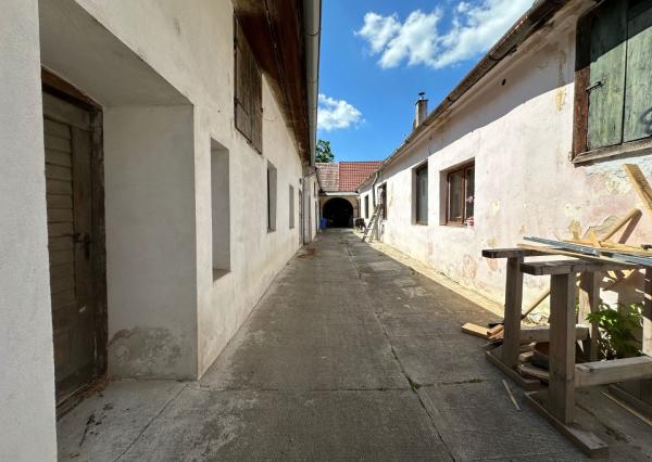 ARETÉ REAL – PREDAJ STAVEBNÉHO POZEMKU S VINOHRADNÍCKYM  DOMOM A NEBYTOVOU BUDOVOU V CENTRE MODRY, ŠTÚROVA