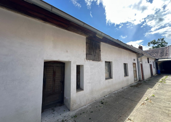 ARETÉ REAL – PREDAJ STAVEBNÉHO POZEMKU S VINOHRADNÍCKYM  DOMOM A NEBYTOVOU BUDOVOU V CENTRE MODRY, ŠTÚROVA