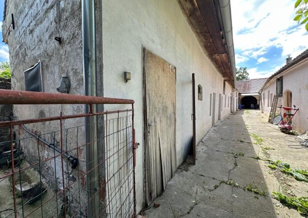 ARETÉ REAL – PREDAJ STAVEBNÉHO POZEMKU S VINOHRADNÍCKYM  DOMOM A NEBYTOVOU BUDOVOU V CENTRE MODRY, ŠTÚROVA