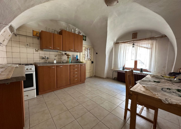 ARETÉ REAL – PREDAJ VINOHRADNÍCKEHO RODINNÉHO DOMU S NEBYTOVOU BUDOVOU V CENTRE MODRY, ŠTÚROVA