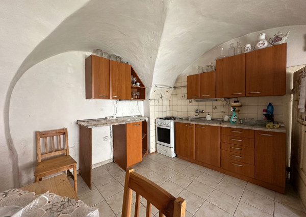 ARETÉ REAL – PREDAJ STAVEBNÉHO POZEMKU S VINOHRADNÍCKYM  DOMOM A NEBYTOVOU BUDOVOU V CENTRE MODRY, ŠTÚROVA