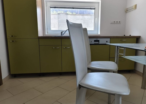 Areté real - Prenájom dvojpodlažného rodinného domu s profesionálnym nahrávacím štúdiom, ul. Hrachová, Bratislava