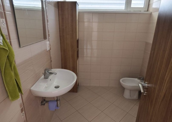 Areté real - Prenájom dvojpodlažného rodinného domu s profesionálnym nahrávacím štúdiom, ul. Hrachová, Bratislava