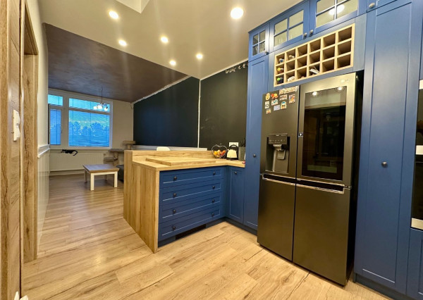 ARETÉ REAL - PREDAJ 3-IZBOVÉHO BYTU S TERASOU. ZÁHRADKOU A PARKOVACÍM STÁTÍM V NOVOSTAVBE SEVERKA, PEZINOK, SUVOROVOVA