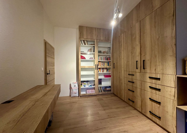 ARETÉ REAL - PREDAJ 3-IZBOVÉHO BYTU S TERASOU. ZÁHRADKOU A PARKOVACÍM STÁTÍM V NOVOSTAVBE SEVERKA, PEZINOK, SUVOROVOVA