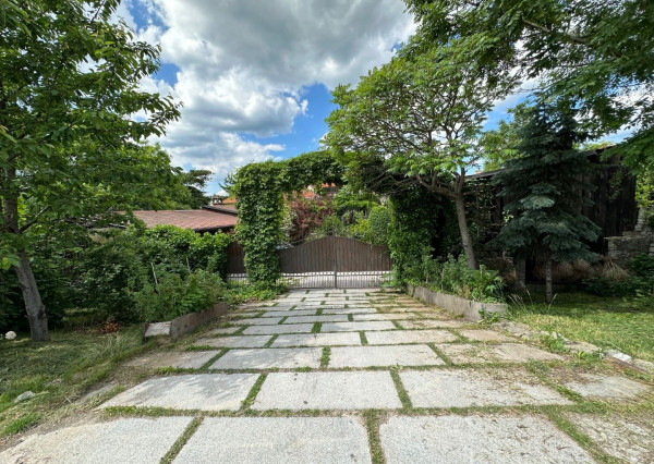 ARETÉ REAL – PREDAJ POLYFUNKČNEJ BUDOVY SO SKLADOVOU HALOU V CENTRE PEZINKA, JESENSKÉHO