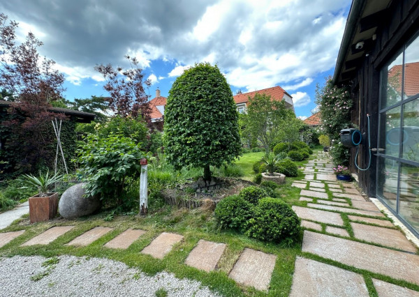 ARETÉ REAL – PREDAJ POLYFUNKČNEJ BUDOVY SO SKLADOVOU HALOU V CENTRE PEZINKA, JESENSKÉHO