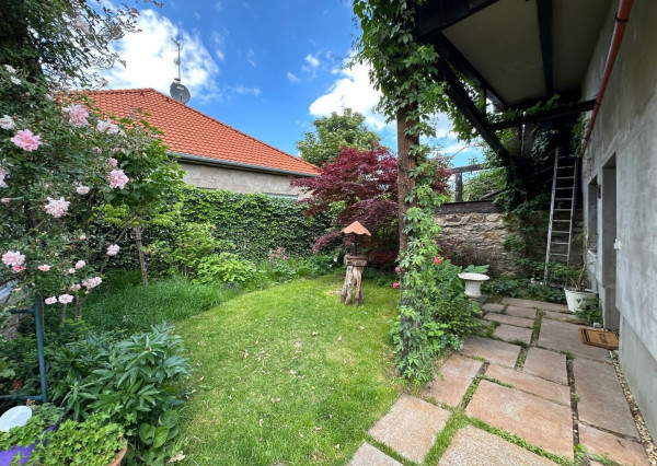 ARETÉ REAL – PREDAJ POLYFUNKČNEJ BUDOVY SO SKLADOVOU HALOU V CENTRE PEZINKA, JESENSKÉHO