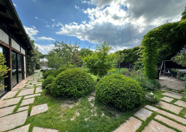 ARETÉ REAL – PREDAJ POLYFUNKČNEJ BUDOVY SO SKLADOVOU HALOU V CENTRE PEZINKA, JESENSKÉHO