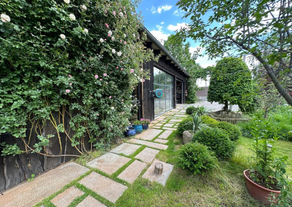 ARETÉ REAL – PREDAJ POLYFUNKČNEJ BUDOVY SO SKLADOVOU HALOU V CENTRE PEZINKA, JESENSKÉHO