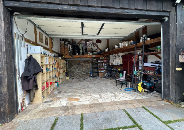 ARETÉ REAL – PREDAJ POLYFUNKČNEJ BUDOVY SO SKLADOVOU HALOU V CENTRE PEZINKA, JESENSKÉHO