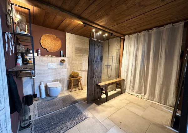 ARETÉ REAL – PREDAJ POLYFUNKČNEJ BUDOVY SO SKLADOVOU HALOU V CENTRE PEZINKA, JESENSKÉHO