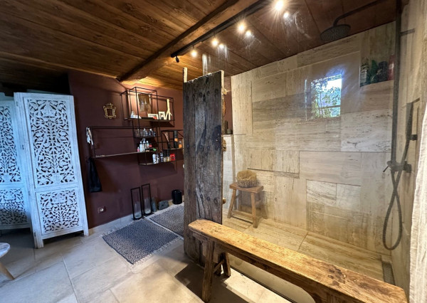 ARETÉ REAL – PREDAJ POLYFUNKČNEJ BUDOVY SO SKLADOVOU HALOU V CENTRE PEZINKA, JESENSKÉHO