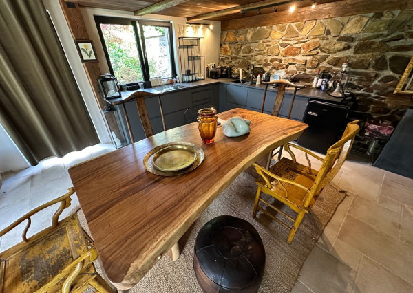 ARETÉ REAL – PREDAJ POLYFUNKČNEJ BUDOVY SO SKLADOVOU HALOU V CENTRE PEZINKA, JESENSKÉHO