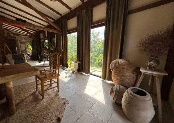 ARETÉ REAL – PREDAJ POLYFUNKČNEJ BUDOVY SO SKLADOVOU HALOU V CENTRE PEZINKA, JESENSKÉHO