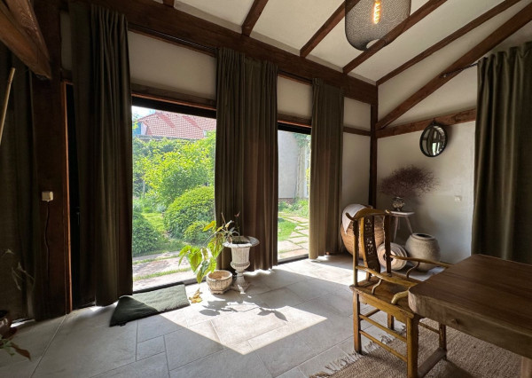 ARETÉ REAL – PREDAJ POLYFUNKČNEJ BUDOVY SO SKLADOVOU HALOU V CENTRE PEZINKA, JESENSKÉHO