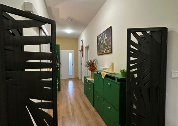 ARETÉ REAL – PREDAJ POLYFUNKČNEJ BUDOVY SO SKLADOVOU HALOU V CENTRE PEZINKA, JESENSKÉHO