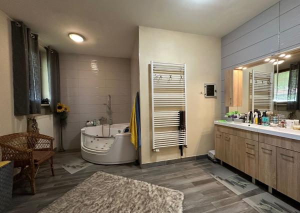 ARETÉ REAL – PREDAJ POLYFUNKČNEJ BUDOVY SO SKLADOVOU HALOU V CENTRE PEZINKA, JESENSKÉHO