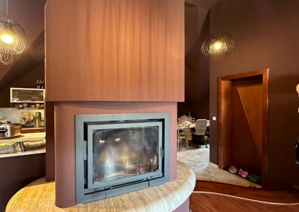 ARETÉ REAL – PREDAJ POLYFUNKČNEJ BUDOVY SO SKLADOVOU HALOU V CENTRE PEZINKA, JESENSKÉHO