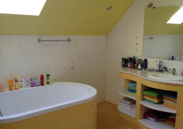 ARETÉ REAL – PREDAJ POLYFUNKČNEJ BUDOVY SO SKLADOVOU HALOU V CENTRE PEZINKA, JESENSKÉHO