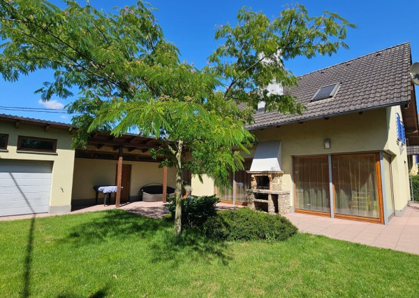 Areté real - Predaj veľmi pekného, výborne dispozične riešeného 5-izbového rodinného domu s garážou vo vyhľadávanej lokalite, obec Limbach, ul. Pri Kockách